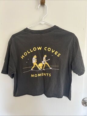 Hollow Coves Black Graphic Cropped Tee